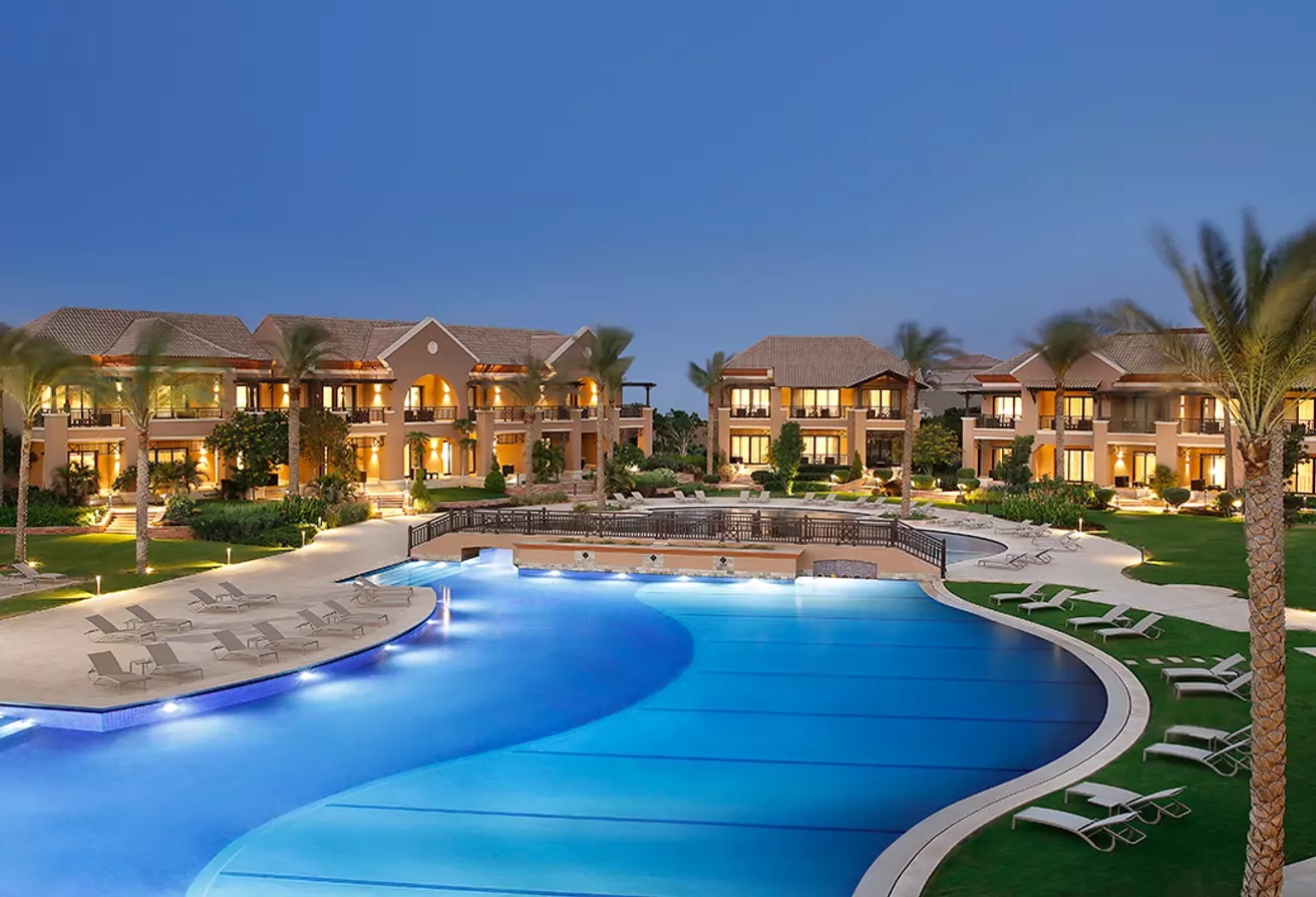 With an area of 370 m², houses and villas for sale in Katameya Dunes, New Cairo