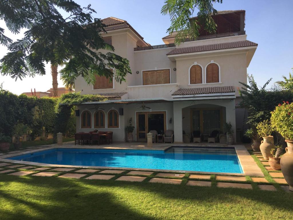 With an area of 280 m², villas and houses for sale in The Brooks