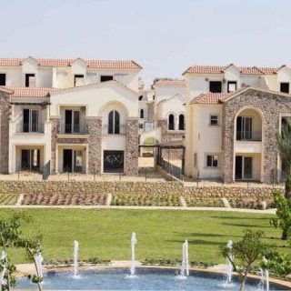 للبيع بالتقسيط تاون هاوس 235 متر في كمبوند ديفينا جاردنز الشروق