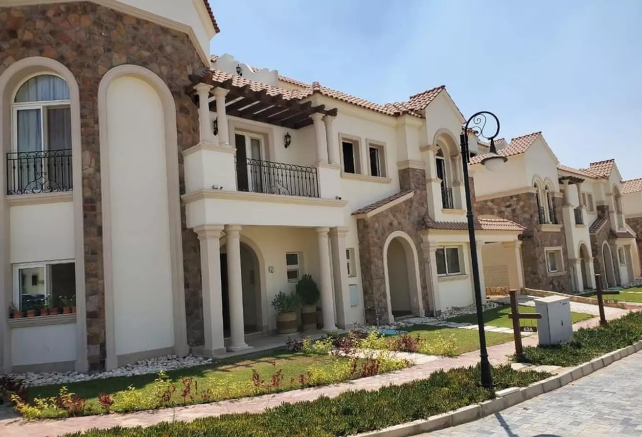 للبيع بالتقسيط تاون هاوس 235 متر في كمبوند ديفينا جاردنز الشروق