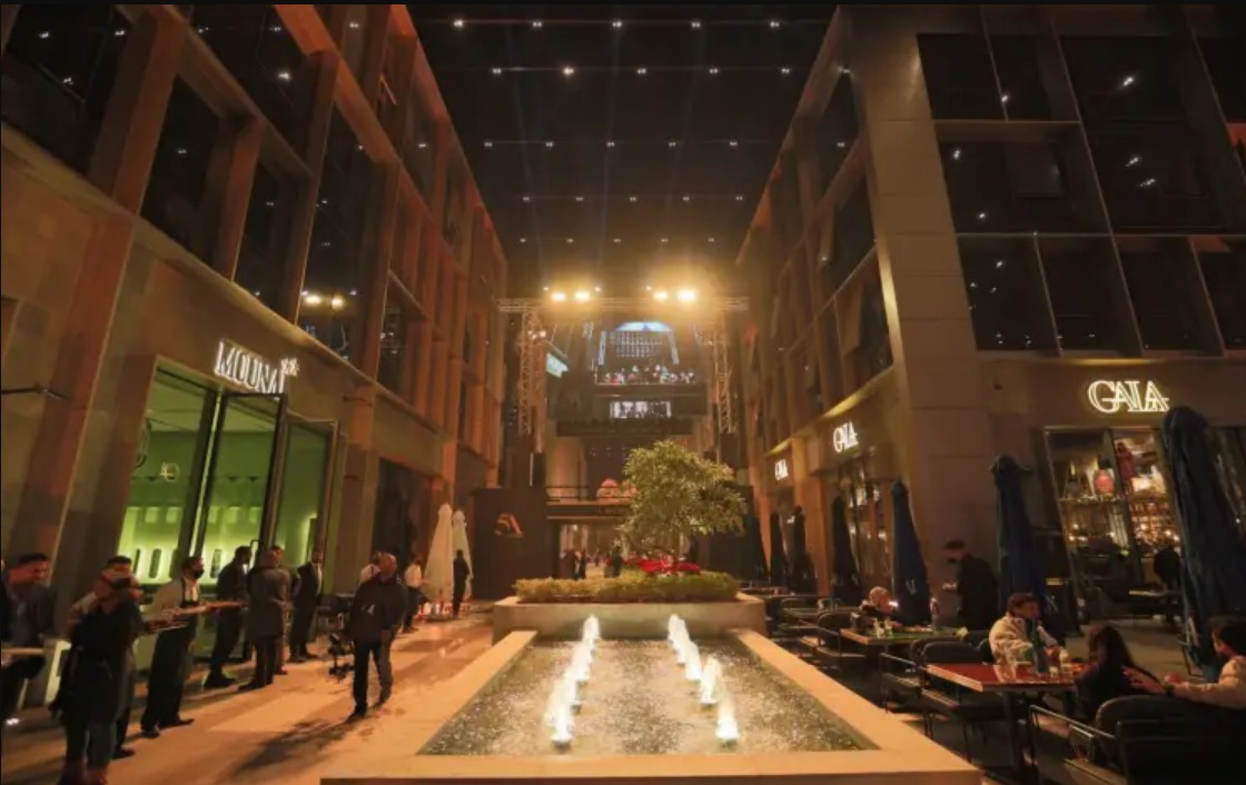 للبيع بالتقسيط مكتب 200 متر في 5A مول القاهرة الجديدة