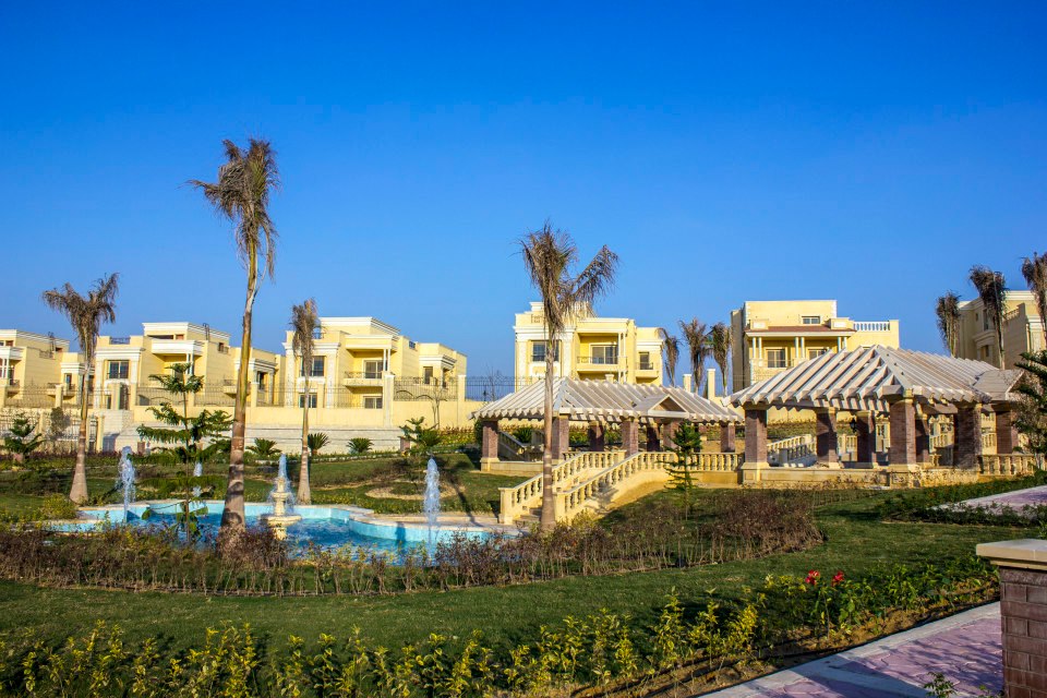 Own a twin house in the most exclusive location in Fountain Park Compound