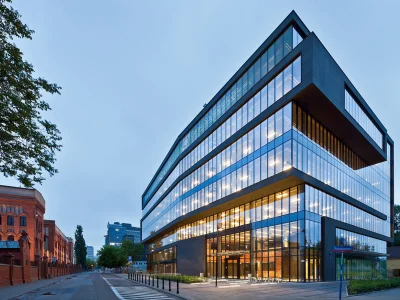 امتلك في التجمع الخامس بمول أر وان عيادة بمساحة 58 متر